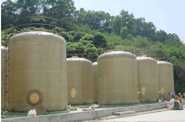 玻璃鋼儲罐施工現(xiàn)場圖